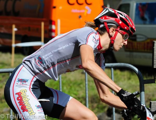 Nathalie Schneitter (Colnago Arreghini) rounds the first corner