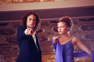 HEATH LEDGER as Patrick Verona and JULIA STILES as Kat Stratford point to the camera in 10 Things I Hate About You