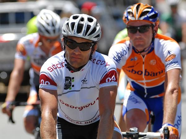 Graeme Brown (Rabobank) watches the other riders in the peloton.
