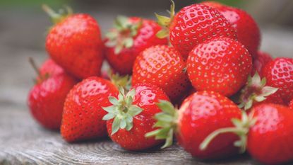 A pile of red strawberries - when to pick strawberries