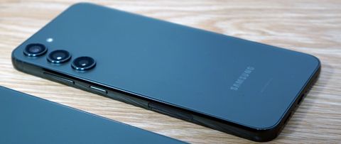 Das Samsung Galaxy S23 in blau auf einem Tisch