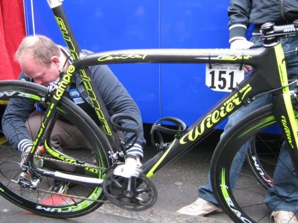 Petacchi's special Wilier Triestina gets some last minute lubrication