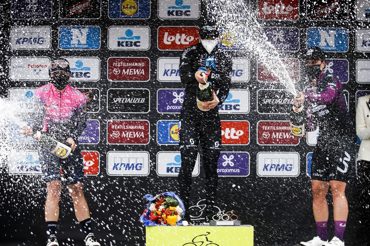Scheldeprijs Women 2022 2nd Edition Schoten Schoten 1381 km 06042022 Lorena Wiebes NED Team DSM Chiara Consonni ITA Valcar Travel Service Rachele Barbieri ITA Liv Racing Xstra photo Rafa GomezSprintCyclingAgency2022