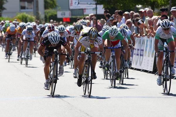 Ina Yoko Teutenberg (HTC - Columbia Women) sprints to victory ahead of Giorgia Bronzini (Gauss Rdz Ormu) and the new race leader, Annemiek Van Vleuten (Nederland Bloeit).
