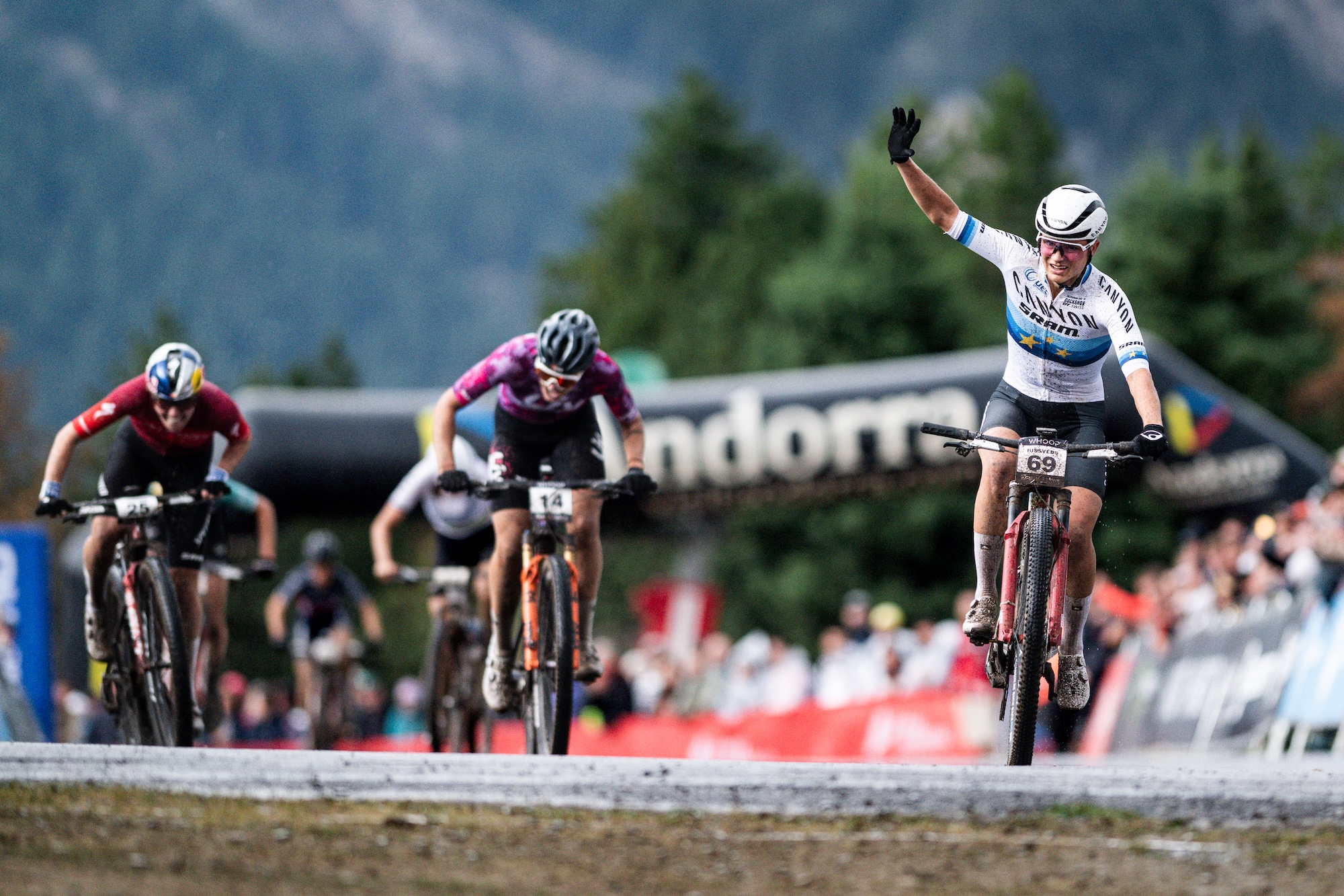Jenny Rissveds da Suécia e a equipe CanyonFactory XC vencem a XCC Women Elite Race na UCI Mountain Bike World Series em Andorra.