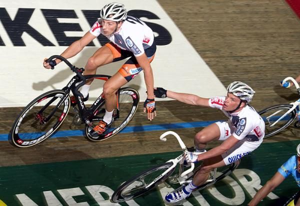 Peter Schep (l) gets a hand sling from Iljo Keisse.