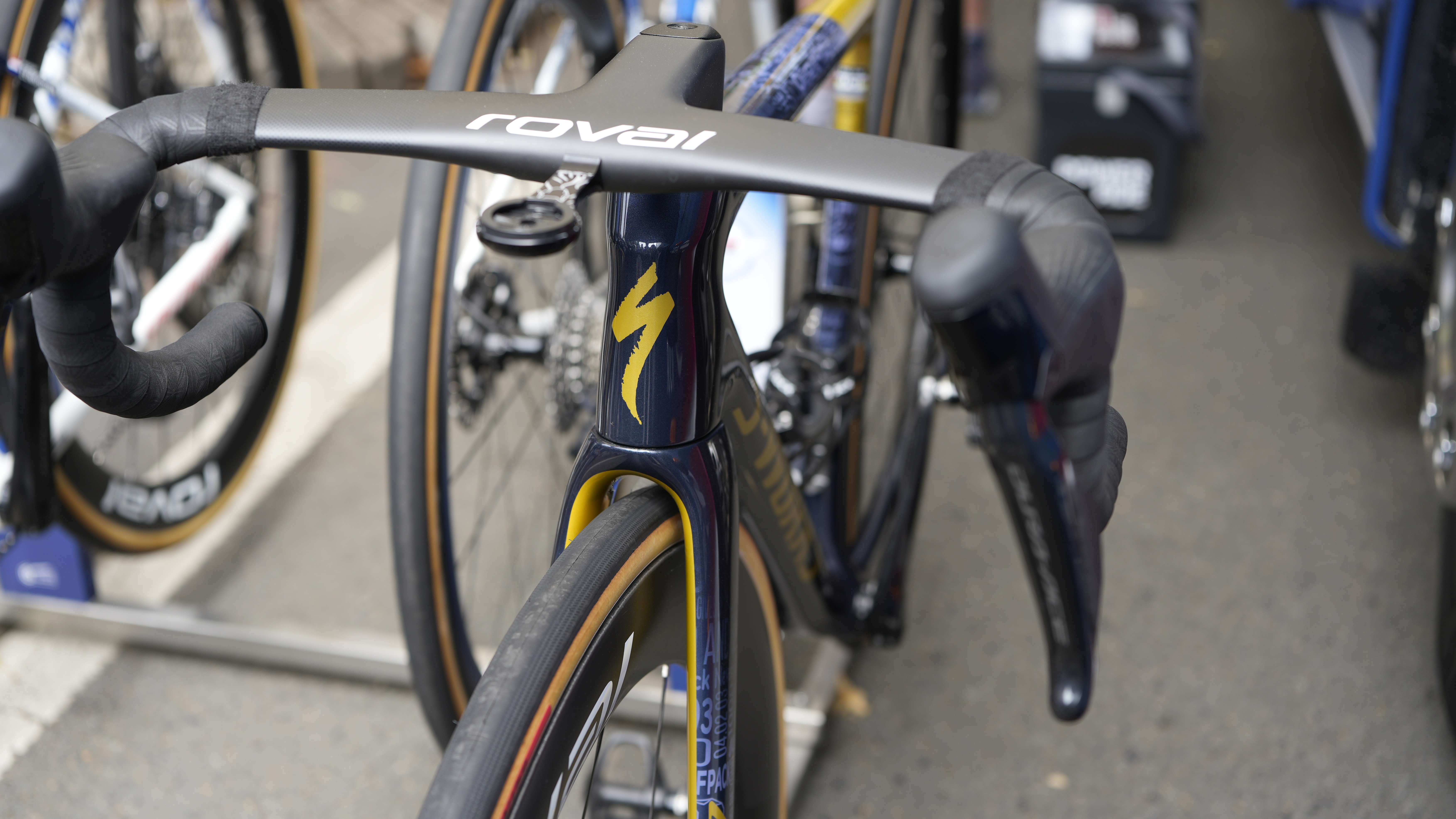Remco's handlebars on his Tarmac SL8