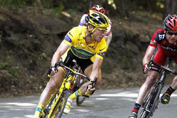 Thomas Voeckler (Europcar) began the final descent with his GC rivals, but would lose contact after over-shooting a turn.