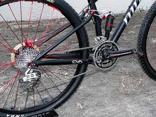 The premium build kit on Niner's display Jet 9 included a DT Swiss carbon-bodied shock, Industry Nine wheels, and FSA carbon crank, Magura Marta SL brakes, and SRAM derailleurs.