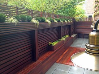 narrow garden ideas with fencing and eye level planters