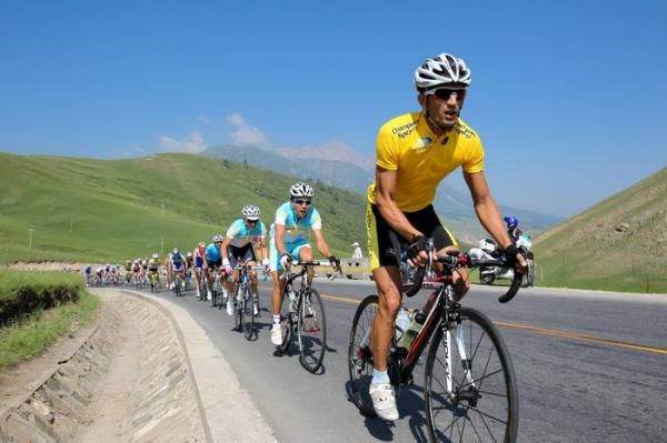 Hossein Askari (Tabriz) looking strong up the first climb.