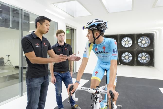 Last minute consultation before Aru starts pedalling