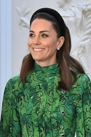 Kate Middleton headshot with a wavy hair and headband hairstyle