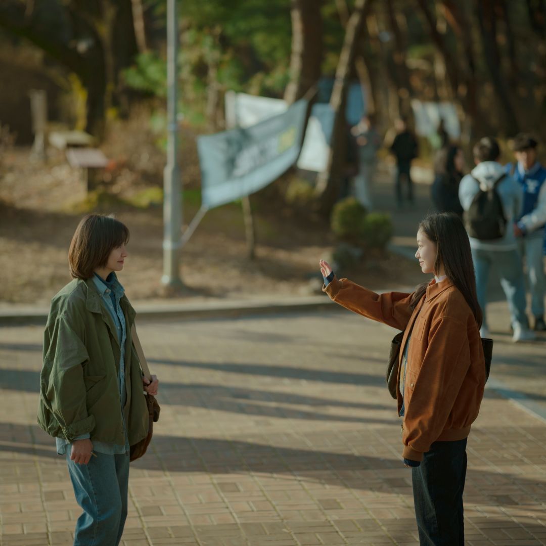 Park Ji-hyun as Cheon Sang-yeon, Kim Go-eun as Ryu Eun-jung in You and Everything Else.