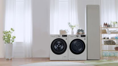 LG FDV909W EcoHybrid™ Tumble Dryer