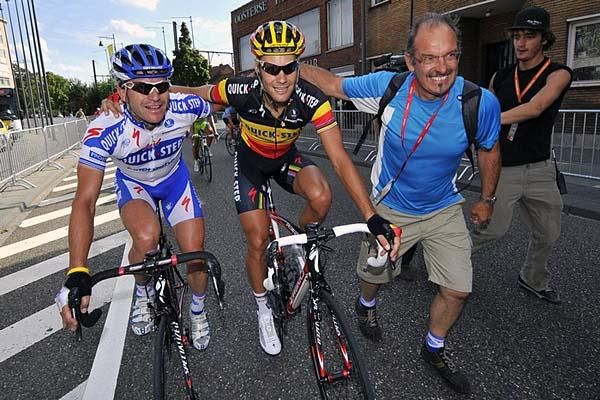 Tom Boonen (Quick Step) is escorted by his teammates.