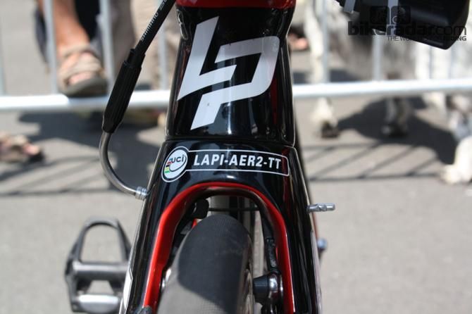 Including the front brake integrated into the chunky front fork