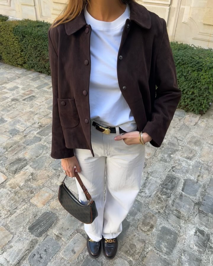 Influencer @clemdelacreeme wears white jeans with a white t-shirt, brown suede jacket and brown loafers.