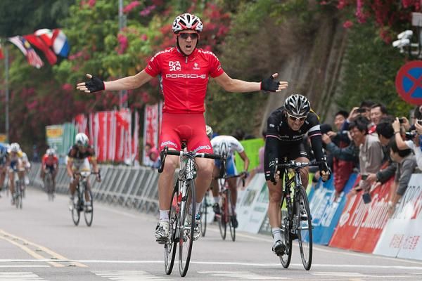 Adam Semple (Drapac) wins stage six at the Tour de Taiwan.