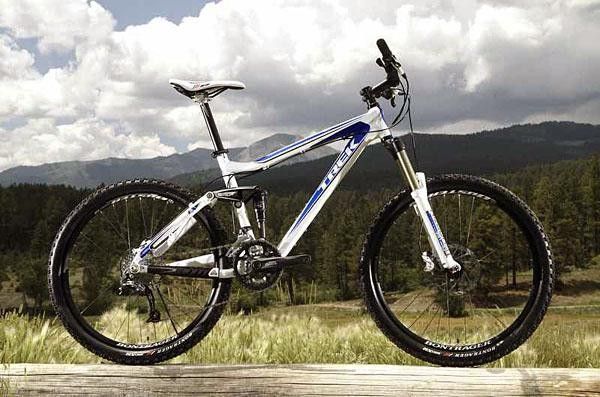 The men's Fuel EX 7 in white.