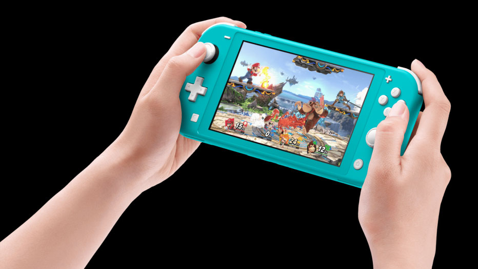 Nintendo Switch Lite i et par hender mot en sort bakgrunn.