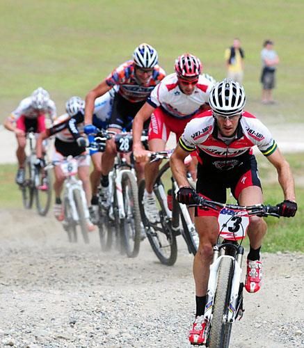 Sid Taberlay (ShoAir/Specialized) leads an uphill attack.