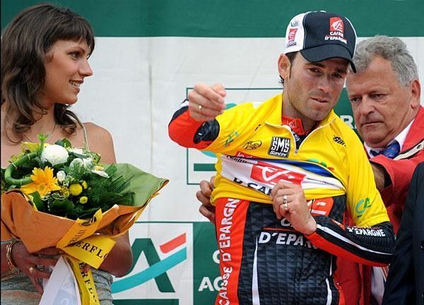 Valverde pulls on his final yellow jersey.