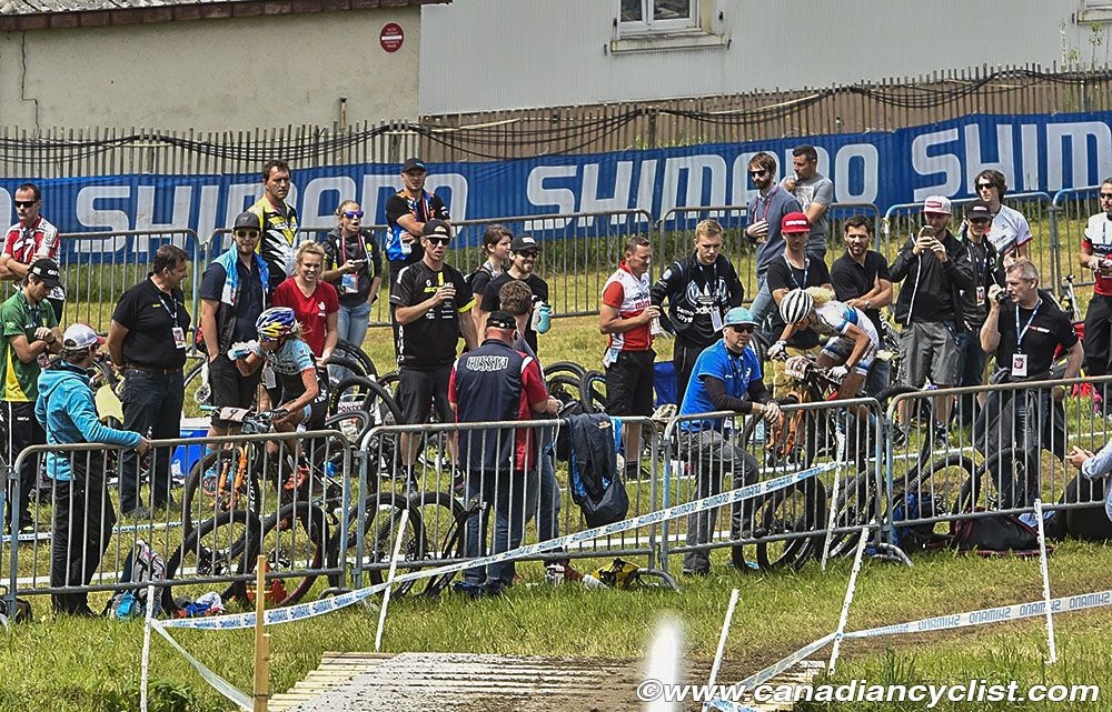Emily Batty (Trek Factory Racing XC) takes the lead after passing Jolanda Neff (St&ouml;ckli Pro Team) in the Tech zone