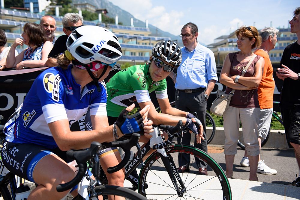 Elisa Longo Borghini and Tatiana Guderzo chat on the start line at Giro Rosa 2016 - Stage 4