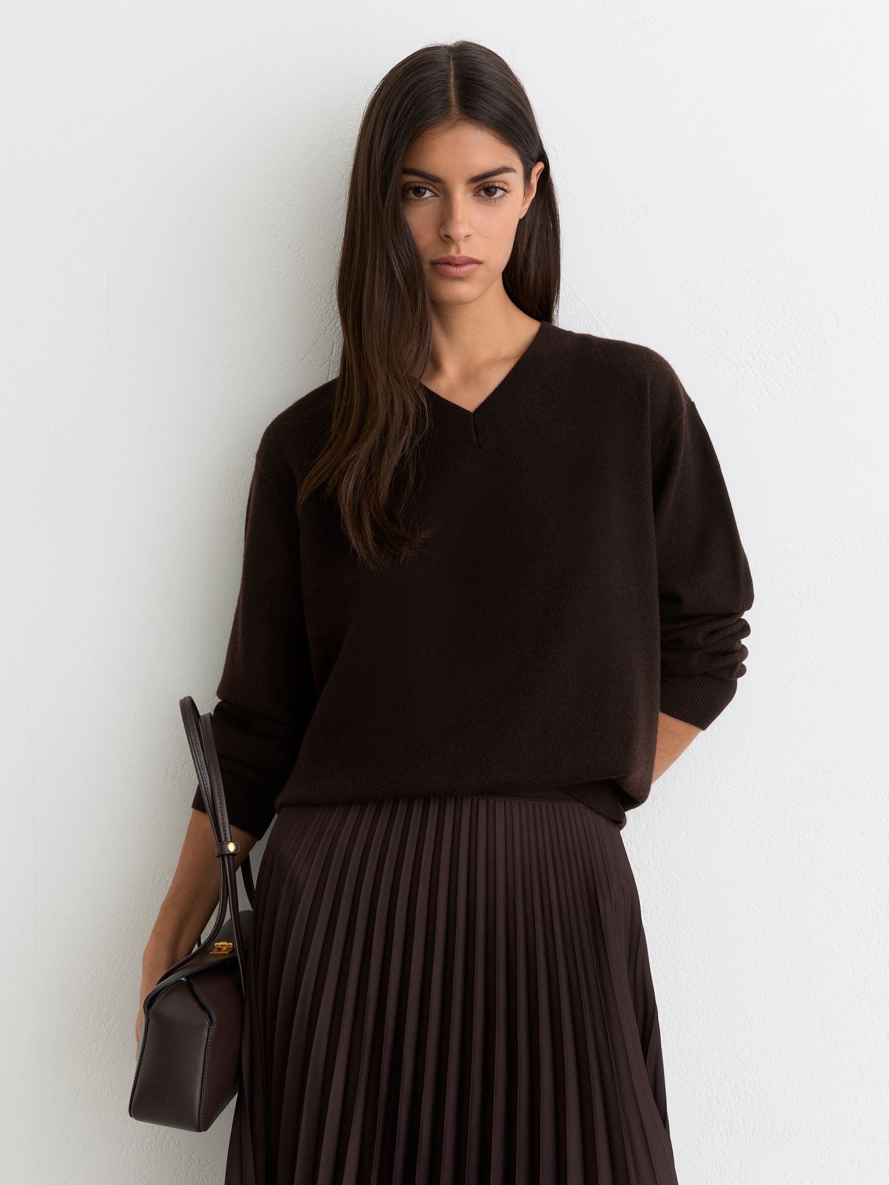 Wool-Cashmere V-Neck Jumper in Chocolate Brown