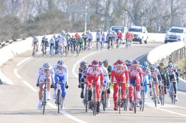 The peloton splits during the first stage.