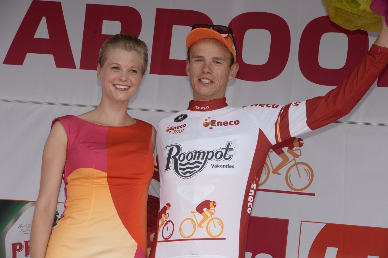 Jesper Asselman pulls on the leader's jersey