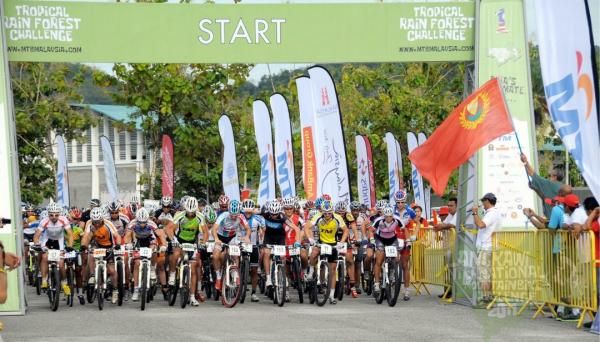 Riders lined up for the start of stage 4