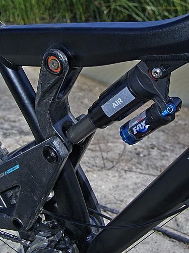 The upper shock link is carbon fiber, too.