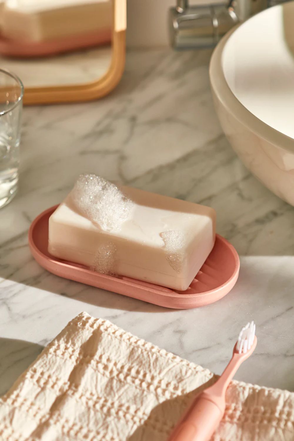 SURI toothbrush and soap dish in pink