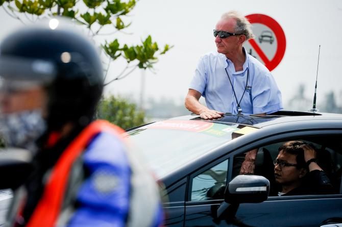 Checking the race is going ok