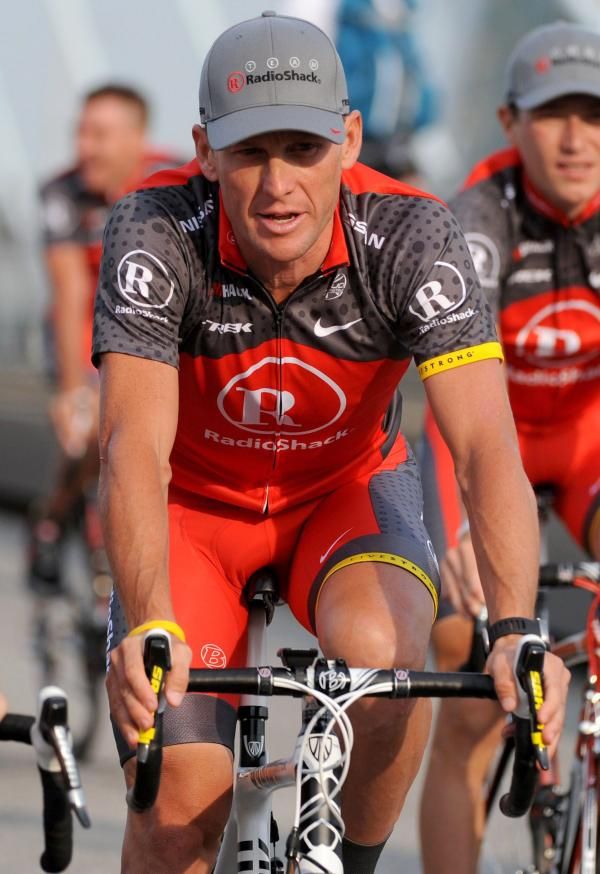 Lance Armstrong (RadioShack) flanked by his teammates