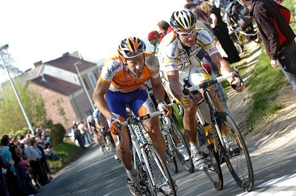 George Hincapie (Team Columbia - Highroad) shoulder to shoulder with Juan Antonio Flecha (Rabobank).