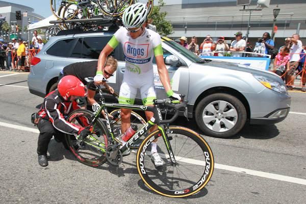 Koen de Kort (Argos-Shiman) gets a wheel change in Los Angeles.