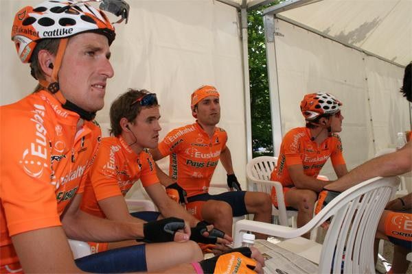 The Euskaltel team await the start