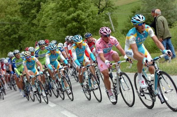 Astana control the tempo in the peloton