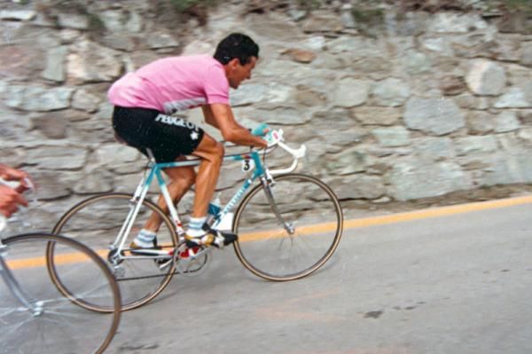 Stephen Roches pushes the pace in the 1987 Giro's penultimate stage.