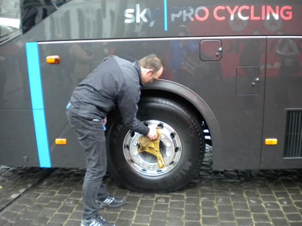 Wheely Clean: Team Sky makes sure their bus is spotless