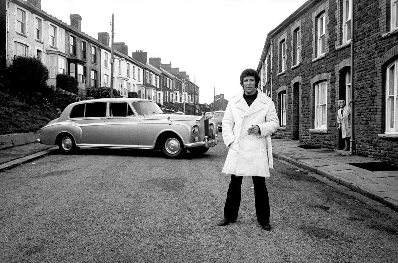 Hey mum, look at me! Tom Jones returns to the street in Wales where he grew up, Rolls Royce Phantom V in tow.