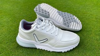 the stunning white Callaway Aurora Women’s Golf Shoes resting on the golf course