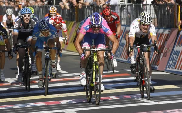 Petacchi (Lampre) took the sprint