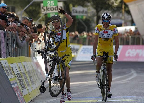 Riccardo Ricc&ograve; (Saunier Duval-Scott) launches his bike.
