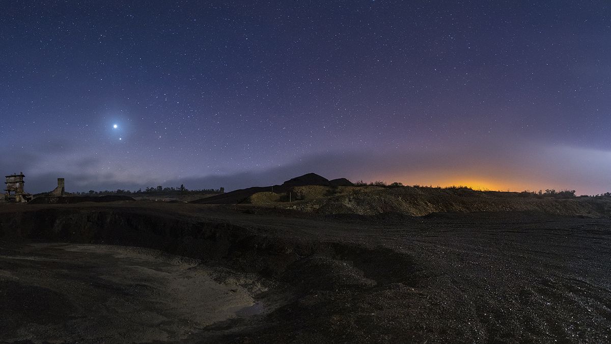 See Venus And Jupiter Shine Brightly Above A Dreamy Lunar Eclipse 