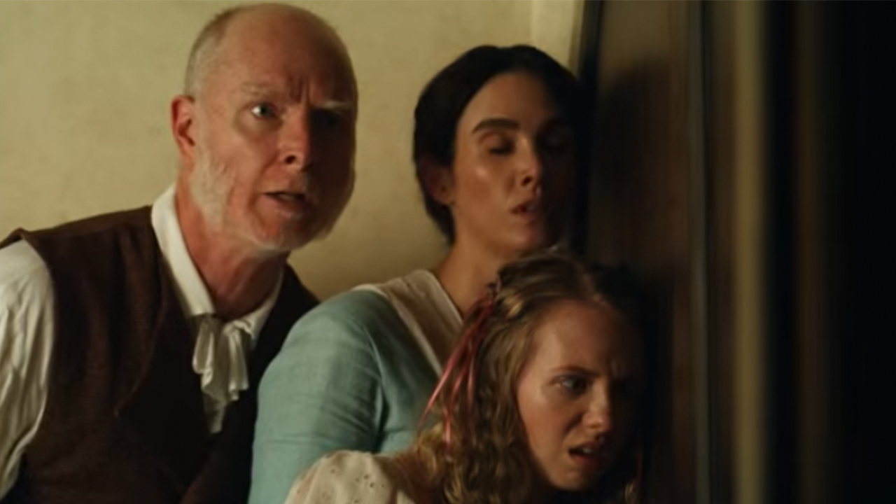 ジェーン・オースティンの時代劇の 3 人の登場人物がドア越しに熱心に話を聞いています。