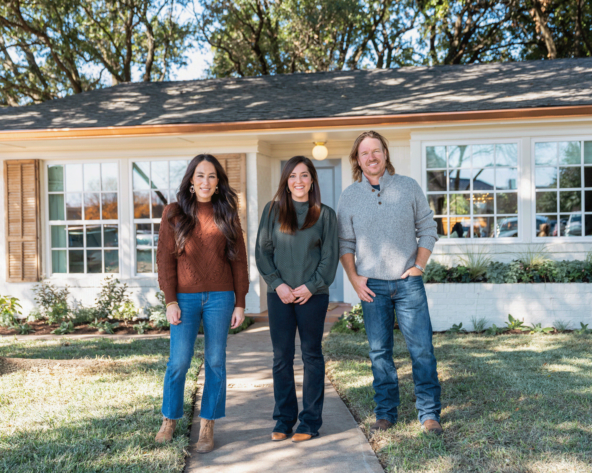 Joanna Gaines and Chip Gaines with Nicole, outside of her home in Texas